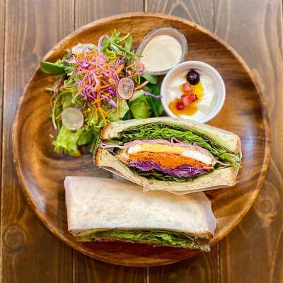 写真:サンドイッチとサラダとヨーグル