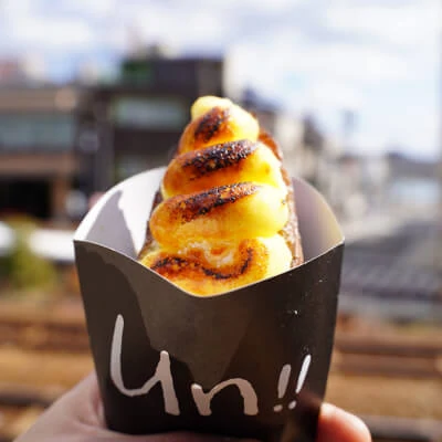 写真:UN!!と書かれたお菓子