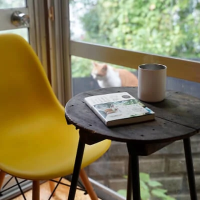 写真:コーヒーと本のあるテーブル。