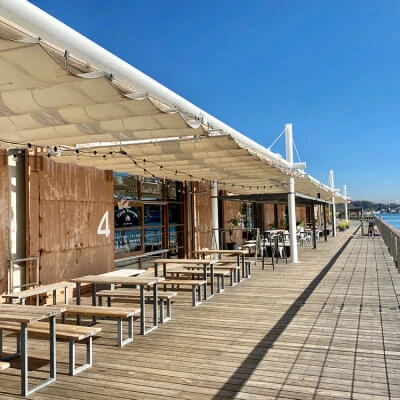 写真:海沿いのテラス席