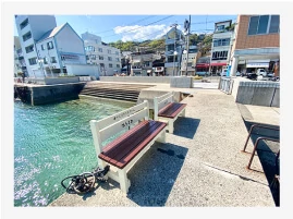 写真:海辺にあるベンチ