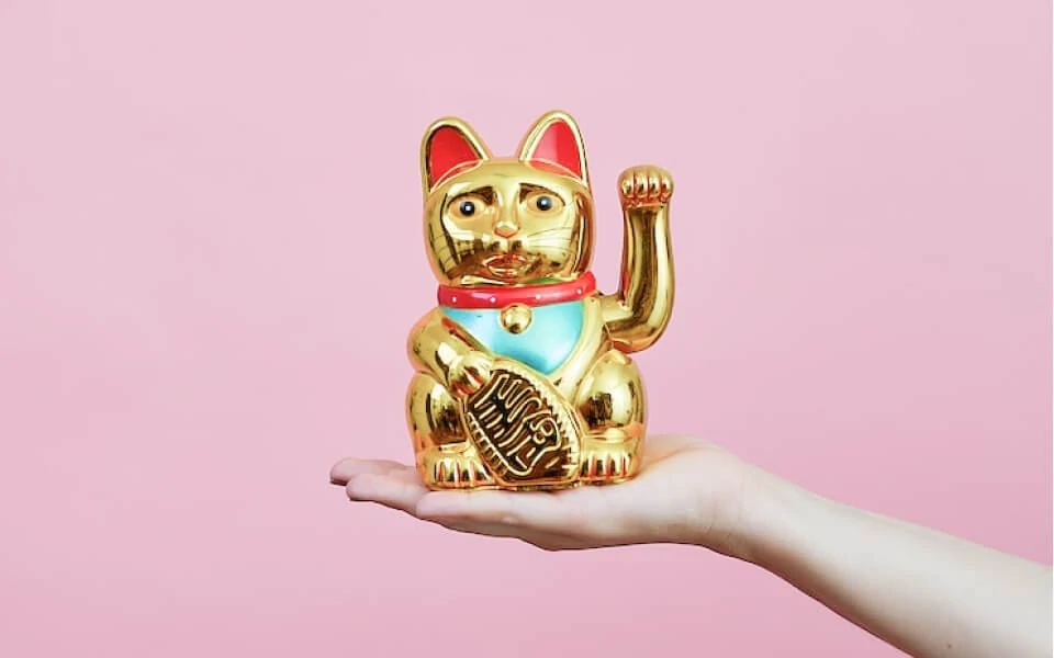 写真:金色の招き猫